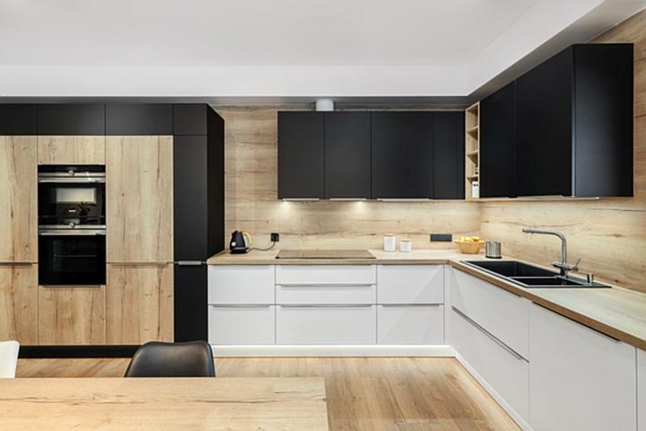 Jak sprytnie schować gniazdka w kuchni? Praktyczne rady, które odmienią Twoje wnętrze