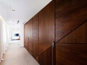 Jak sprytnie ukryć nierówny sufit? Praktyczne porady, które zdziałają cuda!