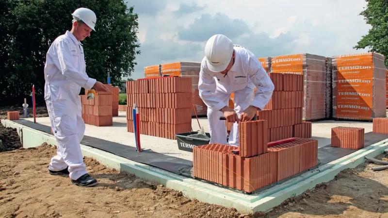 Jakie materiały wybrać na ścianę w przedpokoju, aby nie ulegały zabrudzeniom?