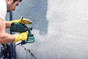 Praktyczny poradnik: Jak i czym skutecznie malować elewacje?