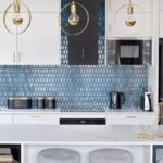 Sposoby na efektowne wykończenie ściany w kuchni między szafkami