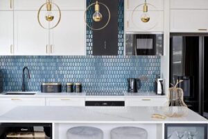 Sposoby na efektowne wykończenie ściany w kuchni między szafkami