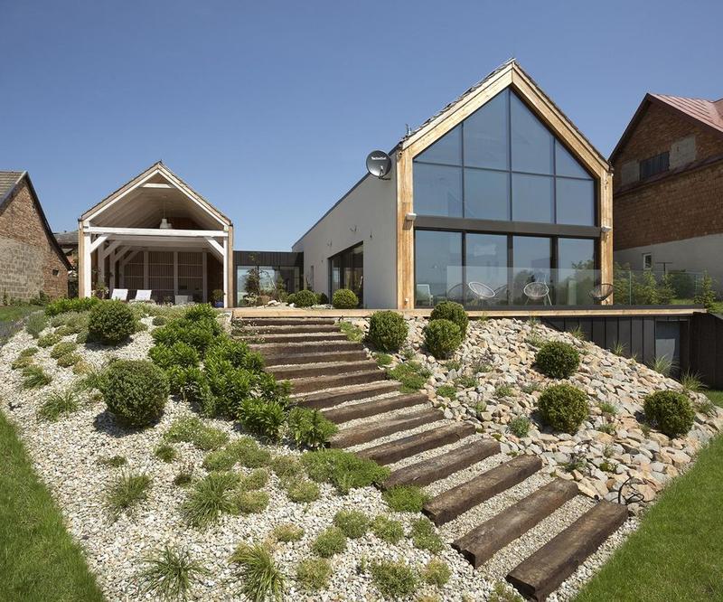 Kreatywne pomysły na zagospodarowanie skarpy przy tarasie