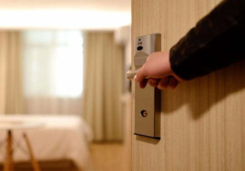 Otwieranie drzwi bez klucza