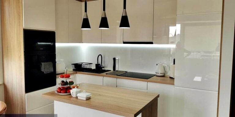 Jak funkcjonalnie urządzić kuchnię 7m2 i wykorzystać każdy centymetr?