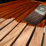 Jak skutecznie malować drewno olejowane – praktyczne porady i wskazówki