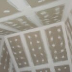 Sekrety skutecznego szpachlowania sufitu z płyt – krok po kroku dla każdego domowego majsterkowicza