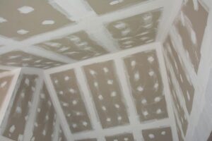 Sekrety skutecznego szpachlowania sufitu z płyt – krok po kroku dla każdego domowego majsterkowicza