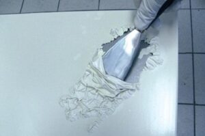 Skuteczne sposoby na usunięcie farby lateksowej ze ściany