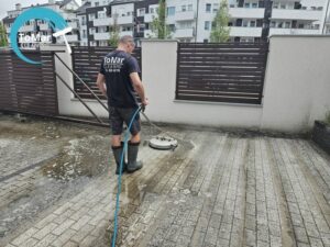 Czym wyczyścić kostkę brukową od oleju: skuteczne domowe sposoby