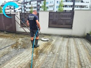 Jak usunąć tynk silikonowy z kostki brukowej? Skuteczne sposoby bez uszkodzeń