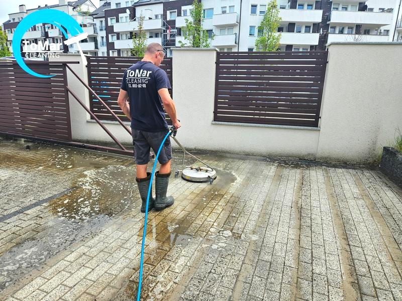 Jak usunąć tynk silikonowy z kostki brukowej? Skuteczne sposoby bez uszkodzeń