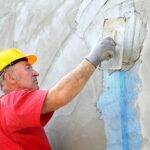 Jak zrobić zaprawę tynkarską? Właściwe proporcje i sposób mieszania