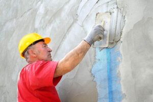 Jak zrobić zaprawę tynkarską? Właściwe proporcje i sposób mieszania
