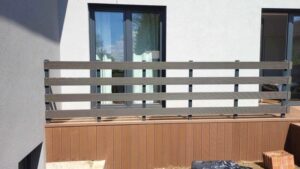 Jak zrobić balustradę na taras? Praktyczne wskazówki i pomysły aranżacyjne