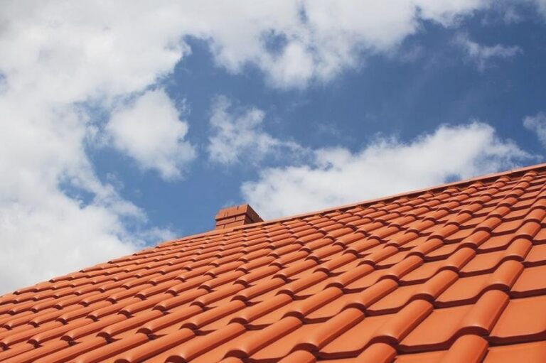 Dach ceramiczny czy blachodachówka? Porównanie trwałości, kosztów i montażu