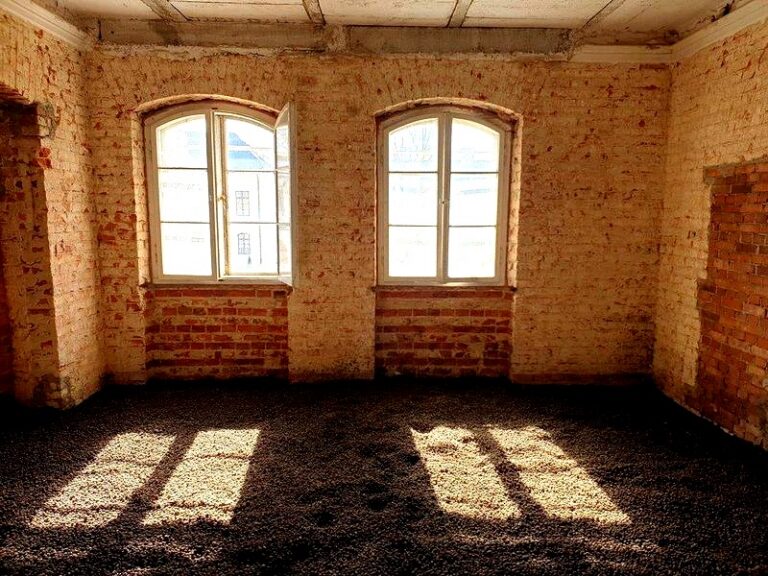 Dziura w stropie – jak ją bezpiecznie załatać i uniknąć pęknięć